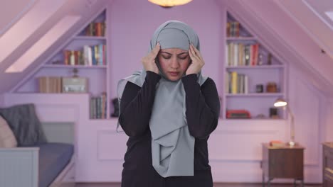 Kranke-Muslimische-Frau,-Die-Unter-Kopfschmerzen-Leidet