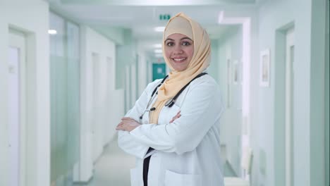 Porträt-Eines-Glücklichen-Muslimischen-Arztes,-Der-Mit-Gekreuzten-Händen-Steht