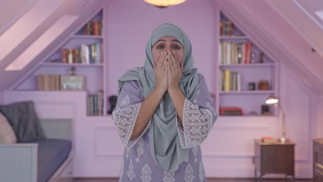 Mujer-Musulmana-Feliz-Recibiendo-Una-Sorpresa