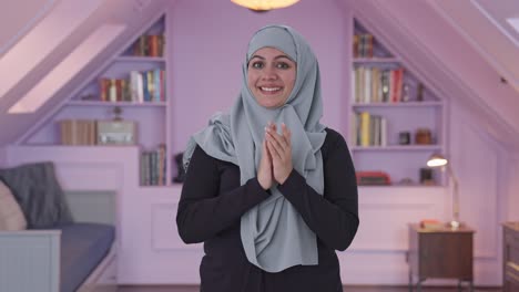 Glückliche-Muslimische-Frau-Klatscht-Und-Schätzt
