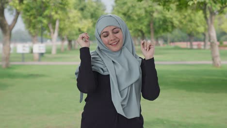 Glückliche-Muslimische-Frau-Tanzt-Und-Genießt-Im-Park