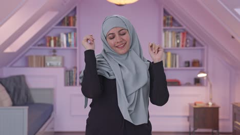 Glückliche-Muslimische-Frau-Tanzt-Und-Genießt