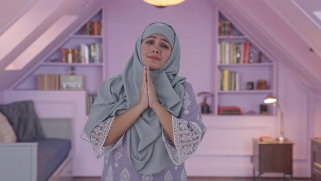 Mujer-Musulmana-Culpable-Pidiendo-Perdón-Y-Disculpándose