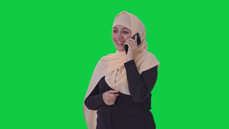 Glückliche-Muslimische-Frau,-Die-Auf-Dem-Grünen-Bildschirm-Des-Telefons-Spricht