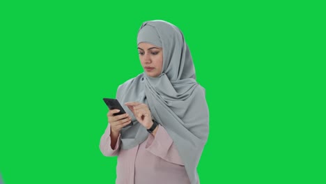 Muslimische-Geschäftsfrau,-Die-Einen-Telefon-Greenscreen-Benutzt