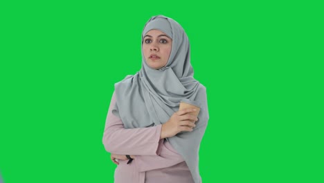 Wütende-Muslimische-Geschäftsfrau,-Die-Auf-Jemanden-Wartet,-Grüner-Bildschirm