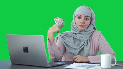 Egoistische-Muslimische-Geschäftsfrau,-Die-Geld-Als-Fan-Greenscreen-Verwendet