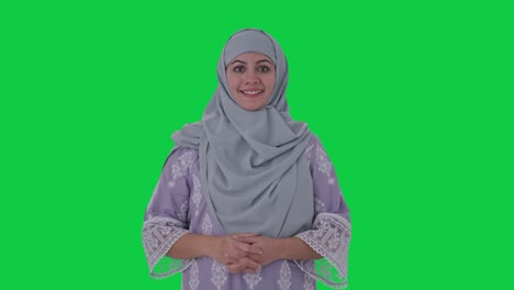 Glückliche-Muslimische-Frau-Lächelt-Zum-Grünen-Bildschirm-Der-Kamera