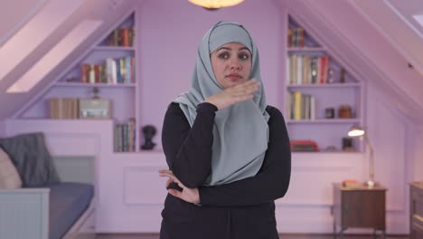 Mujer-Musulmana-Perturbada-Disgustada-Por-El-Mal-Olor