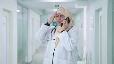Médico-Musulmán-Enojado-Hablando-Por-Teléfono