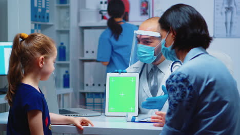 doctor-using-pantalla-verde-tablet
