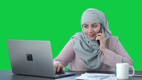 Glückliche-Muslimische-Geschäftsfrau,-Die-Auf-Dem-Grünen-Bildschirm-Des-Telefons-Spricht