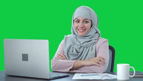 Feliz-Empresaria-Musulmana-Sonriendo-A-La-Cámara-Pantalla-Verde