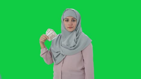Egoistische-Muslimische-Geschäftsfrau,-Die-Geld-Als-Fan-Greenscreen-Verwendet