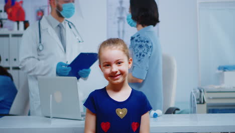 Porträt-Eines-Kleinen-Mädchens-Lächelnd-In-Der-Arztpraxis