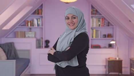 Porträt-Einer-Glücklichen-Muslimischen-Frau,-Die-Mit-Gekreuzten-Händen-Steht