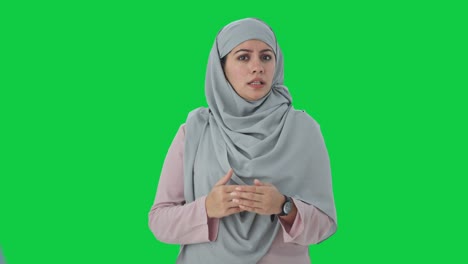 Empresaria-Musulmana-Hablando-Con-La-Cámara-Pantalla-Verde