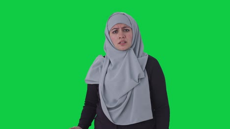 Wütende-Muslimische-Frau,-Die-Mit-Dem-Grünen-Bildschirm-Der-Kamera-Spricht