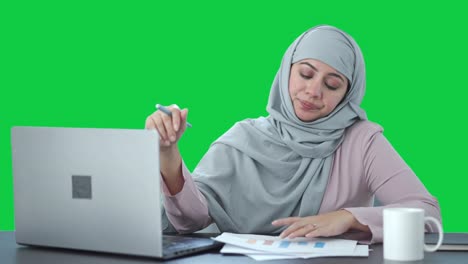Schläfriger-Muslimischer-Angestellter,-Der-Im-Büro-Auf-Grünem-Bildschirm-Schläft