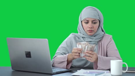 Seriöse-Muslimische-Geschäftsfrau,-Die-Geld-Zählt,-Grüner-Bildschirm