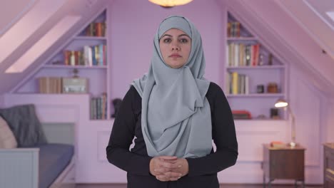 Ernsthafte-Muslimische-Frau,-Die-In-Die-Kamera-Schaut