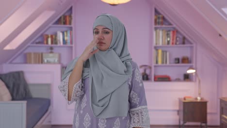 Mujer-Musulmana-Perturbada-Disgustada-Por-El-Mal-Olor