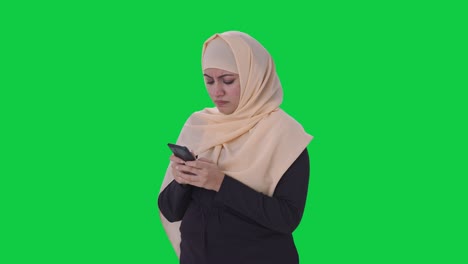 Mujer-Musulmana-Enojada-Charlando-En-La-Pantalla-Verde-Del-Teléfono