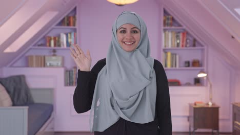 Glückliche-Muslimische-Frau,-Die-Hallo-Sagt