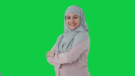 Retrato-De-Una-Feliz-Empresaria-Musulmana-De-Pie-Con-Las-Manos-Cruzadas-En-La-Pantalla-Verde