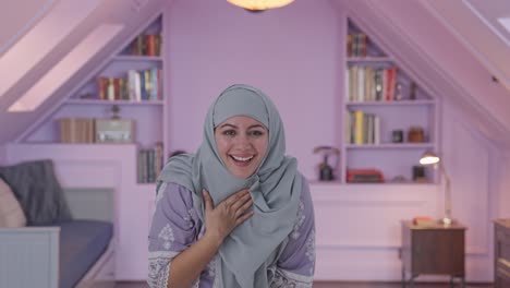 Glückliche-Muslimische-Frau,-Die-über-Jemanden-Lacht
