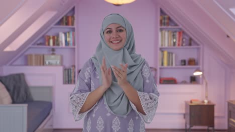 Mujer-Musulmana-Feliz-Aplaudiendo-Y-Apreciando