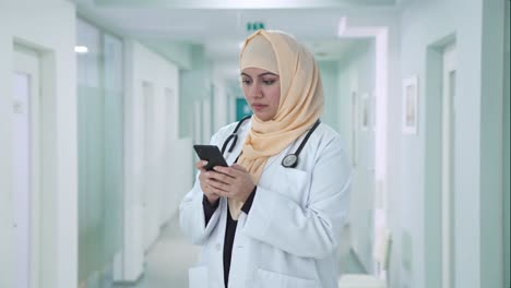 Muslimischer-Arzt,-Der-Jemandem-Am-Telefon-Eine-Nachricht-Schickt