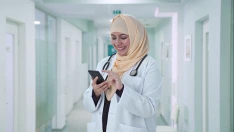 Glücklicher-Muslimischer-Arzt,-Der-Das-Telefon-Benutzt