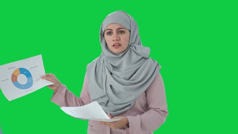 Muslimischer-Manager-Spricht-Bei-Besprechung-Auf-Grünem-Bildschirm