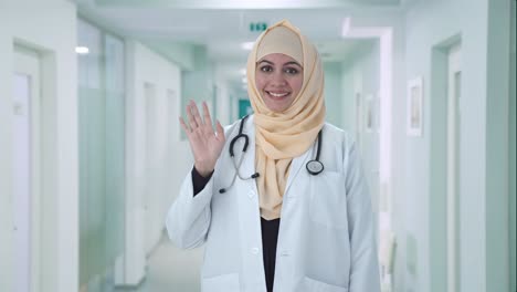 Glücklicher-Muslimischer-Arzt,-Der-Hallo-Sagt