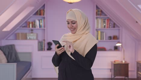Glückliche-Muslimische-Frau,-Die-Telefon-Benutzt