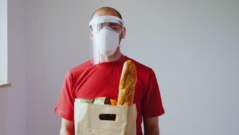Portrait-of-food-delivery-man-with-mask