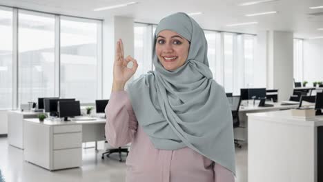 Glückliche-Muslimische-Geschäftsfrau,-Die-Ein-Okay-Zeichen-Zeigt