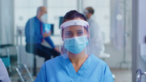 Medical-assistant-with-visor-and-face-mask
