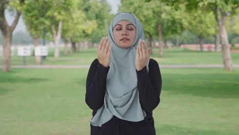 Mujer-Musulmana-Feliz-Leyendo-Namaz-En-El-Parque