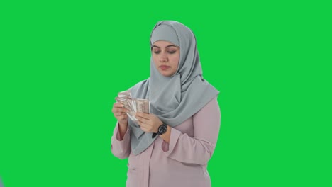 Seriöse-Muslimische-Geschäftsfrau,-Die-Geld-Zählt,-Grüner-Bildschirm