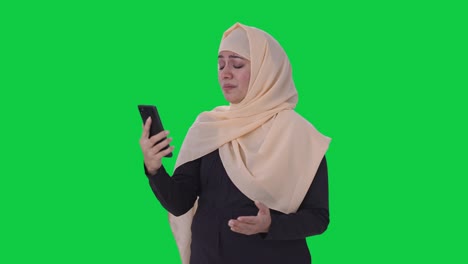 Mujer-Musulmana-Enojada-Hablando-En-Videollamada-Pantalla-Verde
