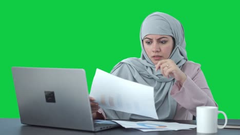 Verwirrte-Muslimische-Geschäftsfrau-Liest-Und-Unterschreibt-Dokumente-Auf-Grünem-Bildschirm