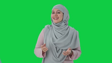 Glückliche-Muslimische-Geschäftsfrau,-Die-Mit-Dem-Grünen-Bildschirm-Der-Kamera-Spricht