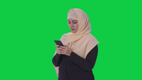 Muslimische-Frau-Chattet-Auf-Dem-Grünen-Bildschirm-Des-Telefons