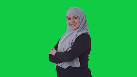 Porträt-Einer-Glücklichen-Muslimischen-Frau,-Die-Mit-Gekreuzten-Händen-Auf-Grünem-Bildschirm-Steht