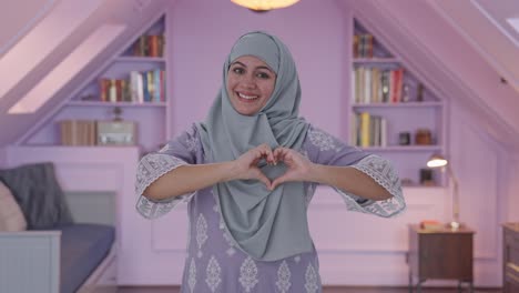Mujer-Musulmana-Feliz-Mostrando-Signo-De-Corazón