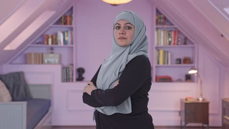 Porträt-Einer-Selbstbewussten-Muslimischen-Frau,-Die-Mit-Gekreuzten-Händen-Steht