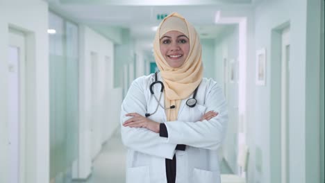 Glücklicher-Muslimischer-Arzt,-Der-Mit-Gekreuzten-Händen-Steht
