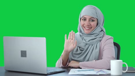 Glückliche-Muslimische-Geschäftsfrau-Sagt-„Hallo“-Auf-Grünem-Bildschirm